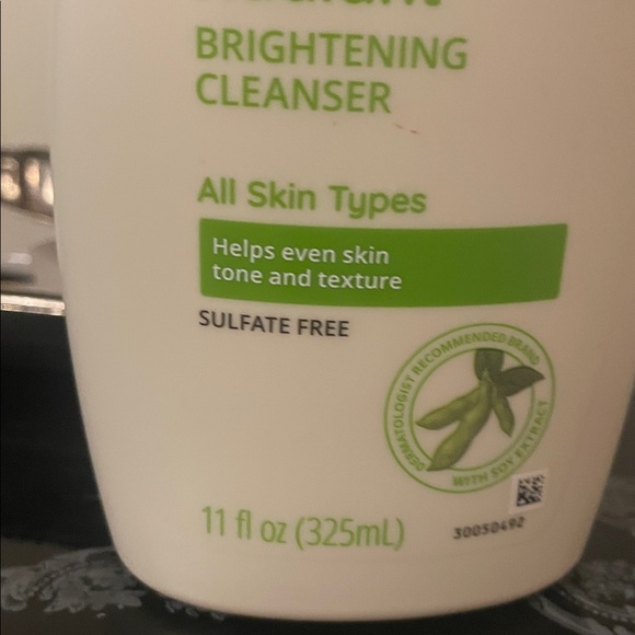 Positively Radiant Brightening Cleanser and Scrub Set - Picture 14 of 17